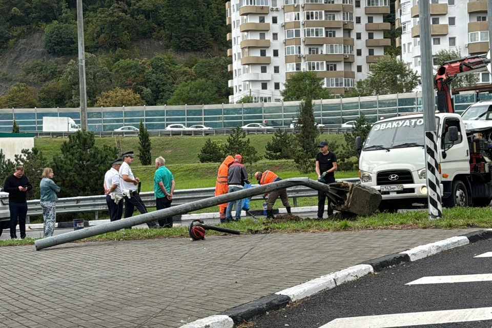 Иномарка снесла столб