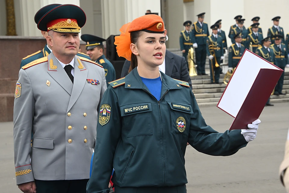 С этим ярким событием ребят поздравил участвовавший на торжественной церемонии глава Российского чрезвычайного ведомства Александр Куренков
