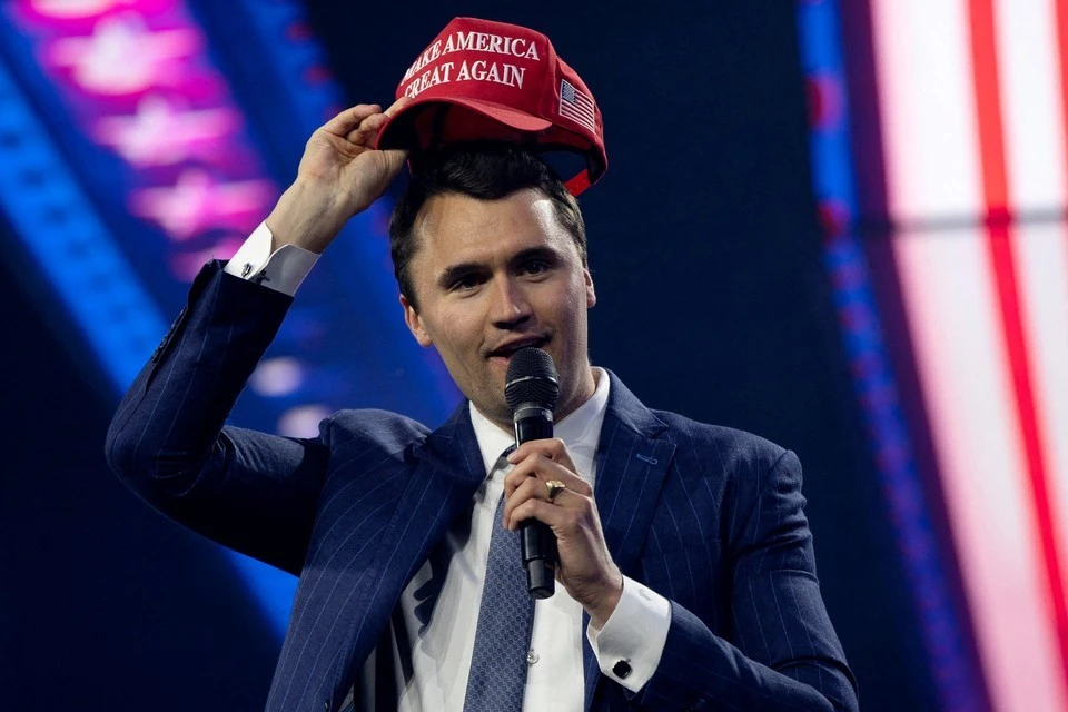 РИАН: Охрану у места прощания с Чарли Кирком усилили перед приездом Трампа