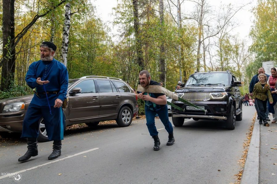 На фестивале «Казачья сталь» участники тягали автомобиль. Фото: департамент информационной политики Свердловской области
