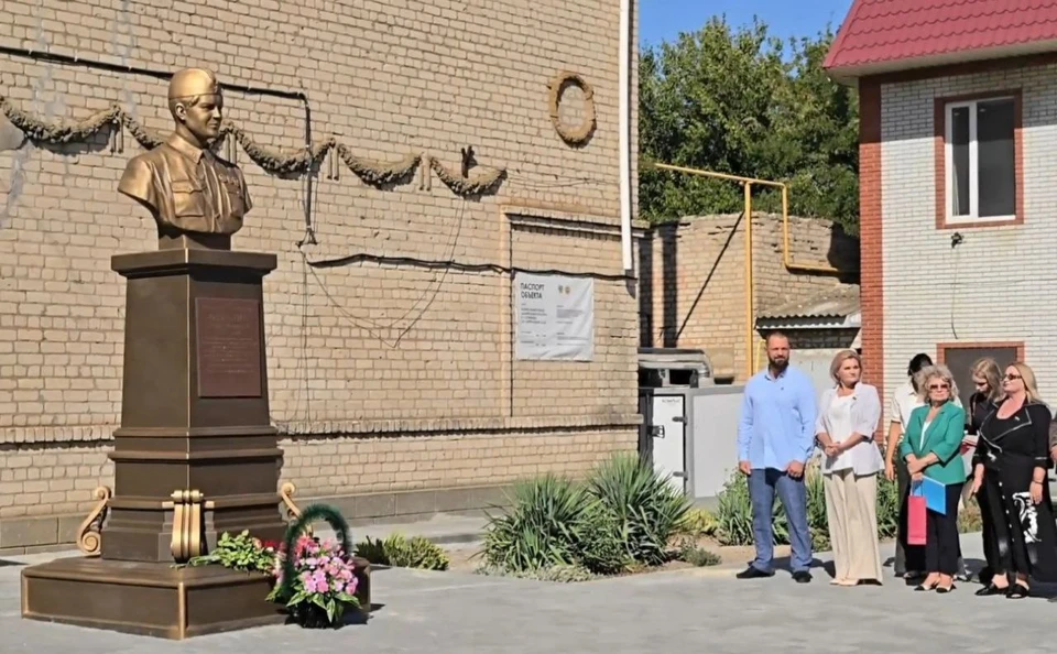 В селе, названном в честь легендарной летчицы Полины Осипенко, состоялось торжественное открытие ее бюста. Фото: Администрация Бердянского района