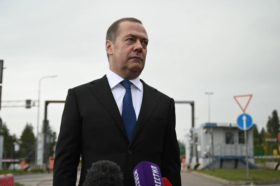 «Трамп впал в альтернативную реальность»: Медведев резко ответил на пост Трампа о якобы победе Киева