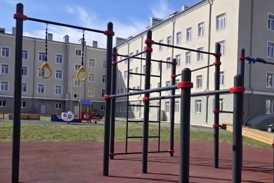 Подмосковные строители завершают благоустройство дворов на левобережье Мариуполя. Фото: Администрация Мариуполя