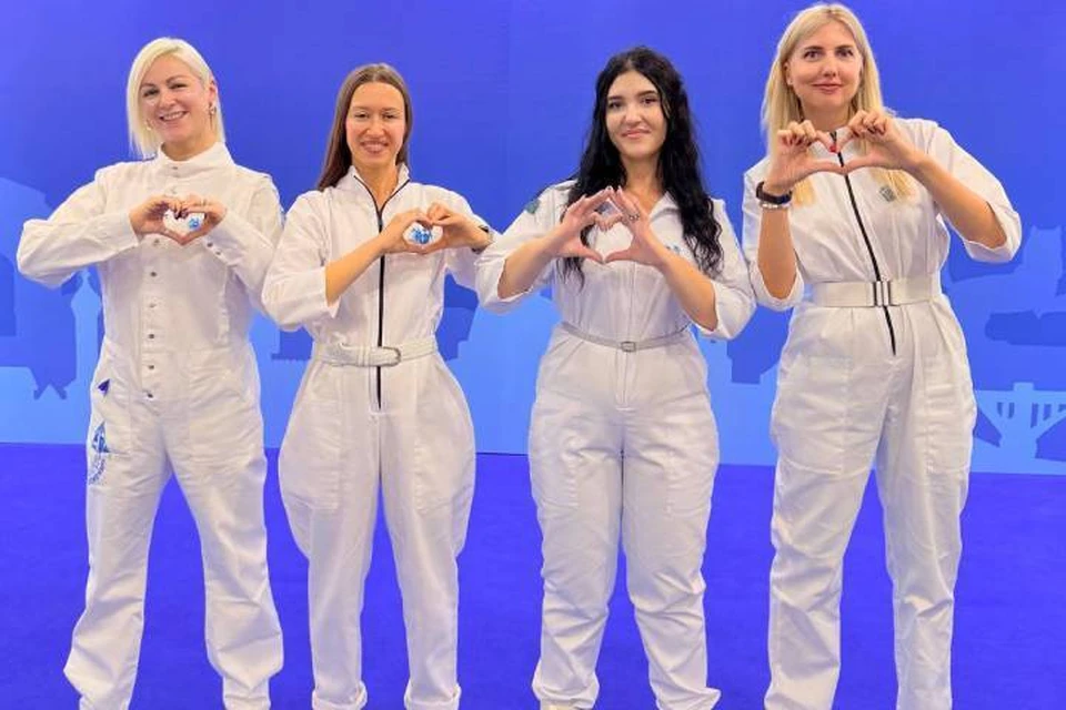 Торжественное открытие выставки началось с яркого выступления.