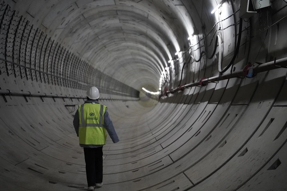 Сроки сдачи станции метро "Театральная" согласованы на 2027 год.