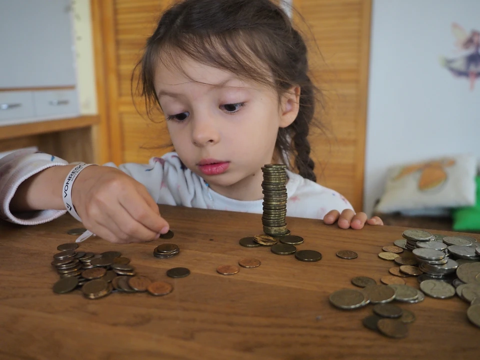 Отношение к деньгам закладывается в детстве через семью