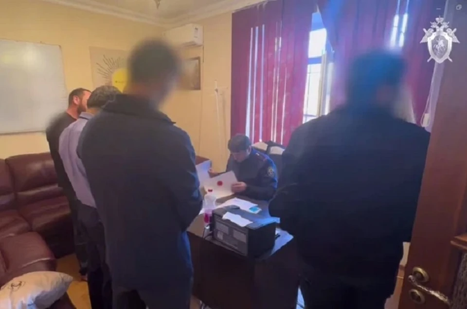 Сотрудников нелегального рехаба задержали. Фото: стоп-кадр видео Следкома