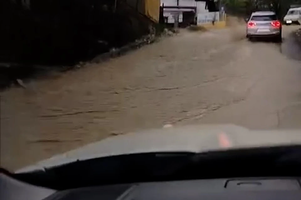 Дороги превратились в реки. Фото: скриншот видео в соцсетях
