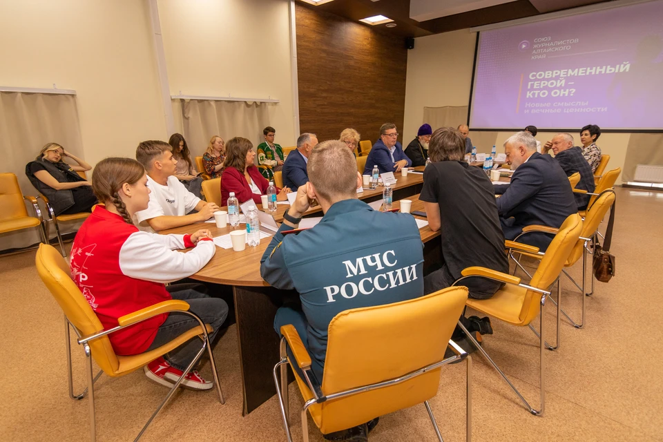 Круглый стол на тему «Современный герой: новые смыслы и вечные ценности» в СМГ