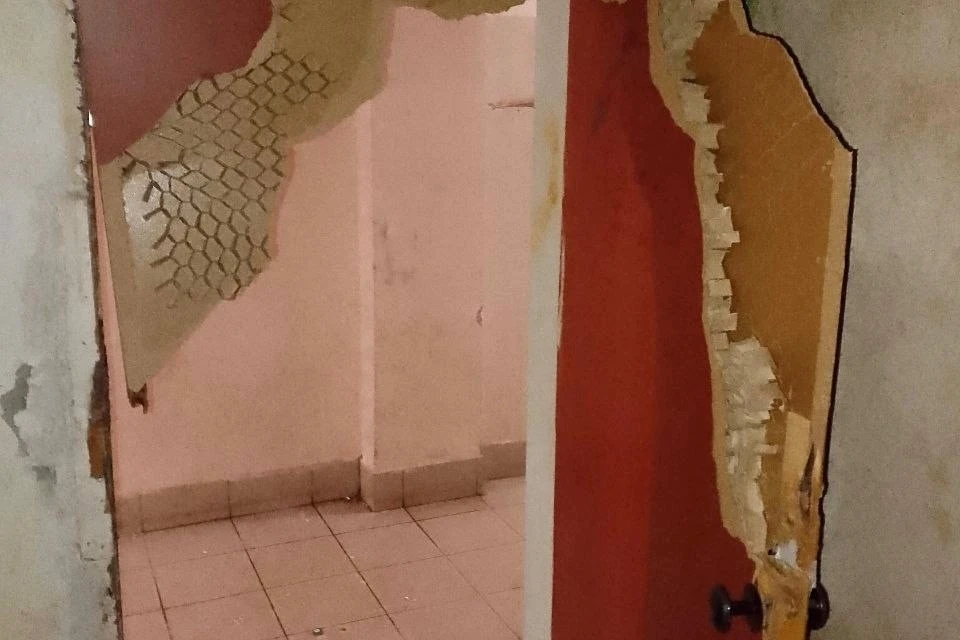 Выбитая дверь в квартиру девушки. Фото: предоставлено героиней материала.