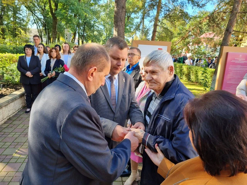 Двух бойцов СВО со Ставрополья наградили Орденом Мужества и медалью посмертно. Фото: Эдуард Колтунов