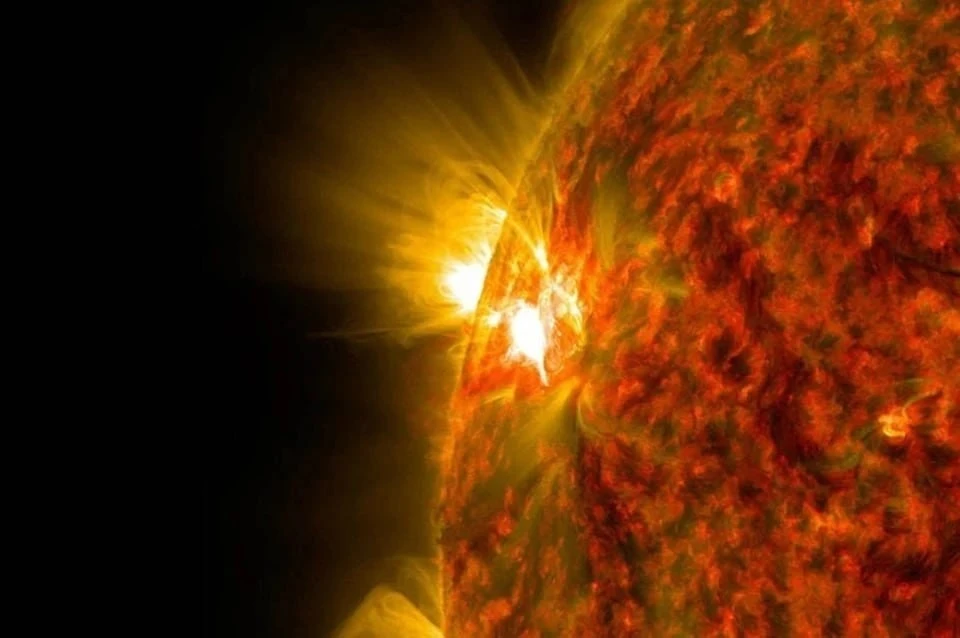 Сильная вспышка на Солнце произошла ближе к полудню 28 сентября