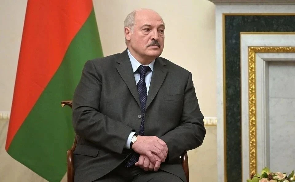 Лукашенко назвал глупыми заявления НАТО о планах сбивать российские самолеты