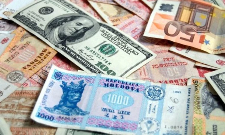 В Молдове продажа наличной валюты превысила покупку в три раза: Люди массово продают евро и доллары, которые копили на "черный день"