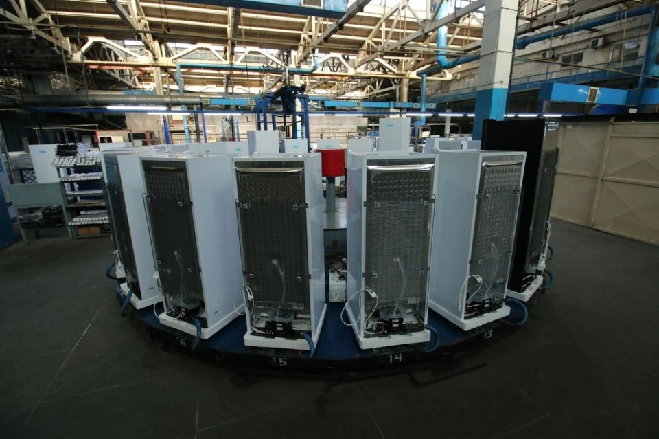 Завод приступает к производству новой линейки морозильных камер, оснащенных электронной системой управления. Фото: ТГ/Чертков