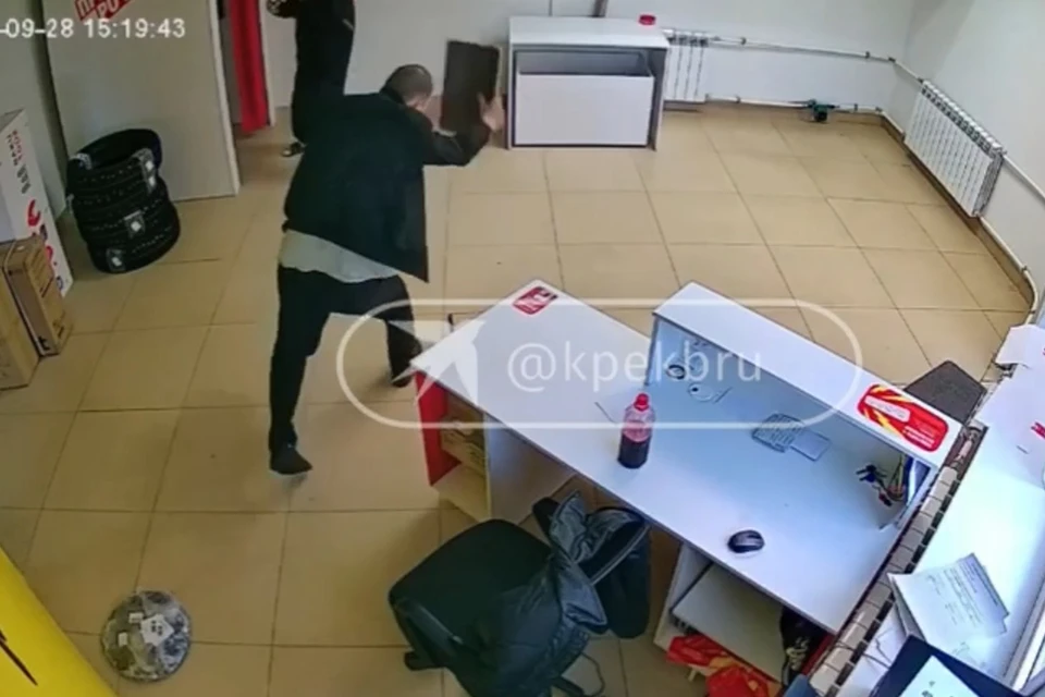 Мужчина сильно напугал сотрудницу ПВЗ. Фото: скриншот видео