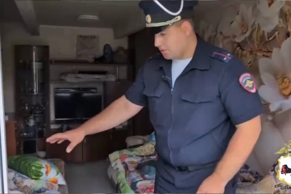 Полицейский пришел на помощь женщине в горящем доме.
