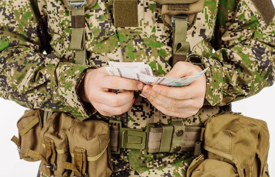 С 1 октября военнослужащим, сотрудникам силовых ведомств, федеральным чиновникам и некоторым категориям бюджетников повысят зарплаты на 7,6%. Фото: PRESSLAB/Shutterstock/Fotodom