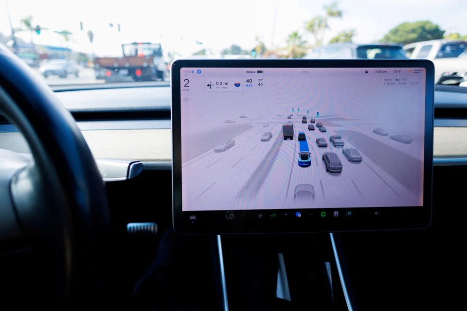 Мужчина сгорел заживо, оказавшись запертым в своей Tesla после ДТП