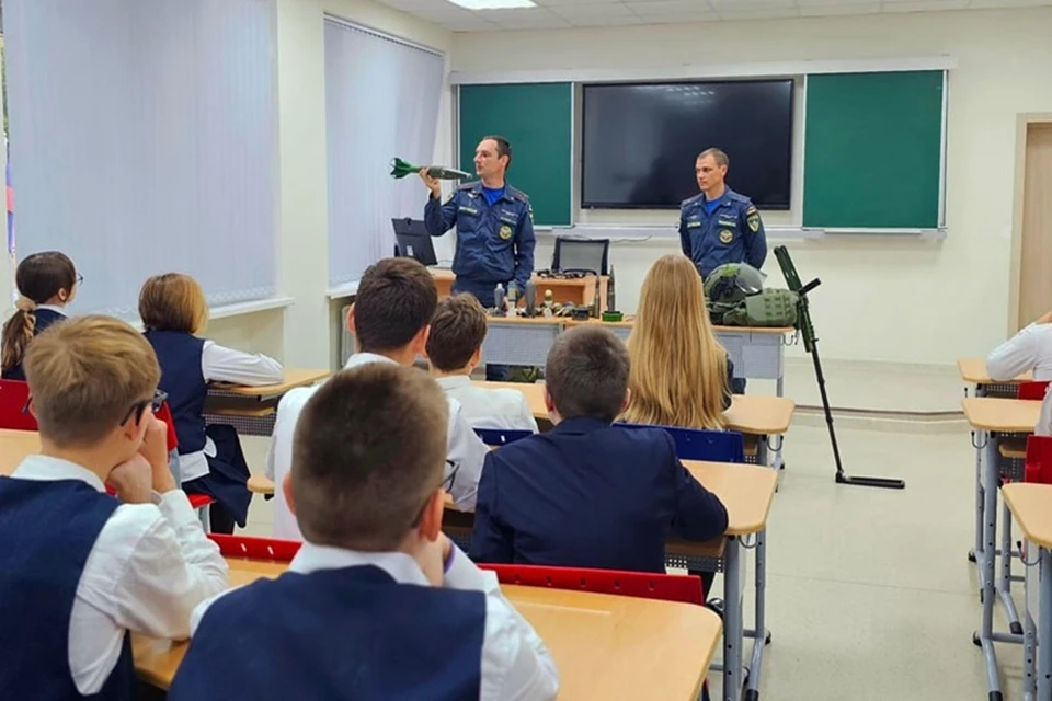 В одной из донецких школ сотрудники МЧС провели урок ко Дню гражданской обороны. Фото: МЧС России по ДНР