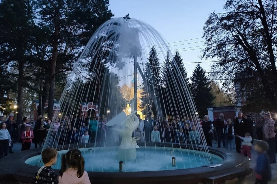 На открытие фонтана пришли более 400 человек