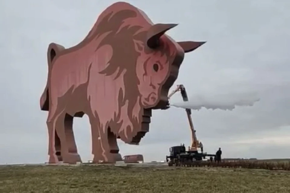 Установленный огромный зубр на трассе М1 теперь умеет выпускать пар. Фото: скриншот с видео Брестского облисполкома