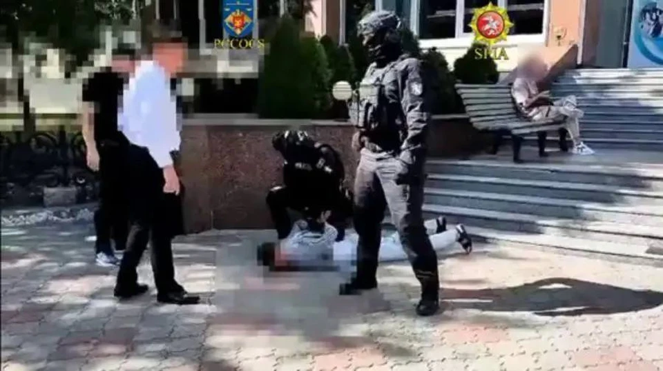 В Кишинёве были арестованы двое мужчин в возрасте 21 года и 38 лет, подозреваемые в торговле влиянием. Фото:скриншот видео