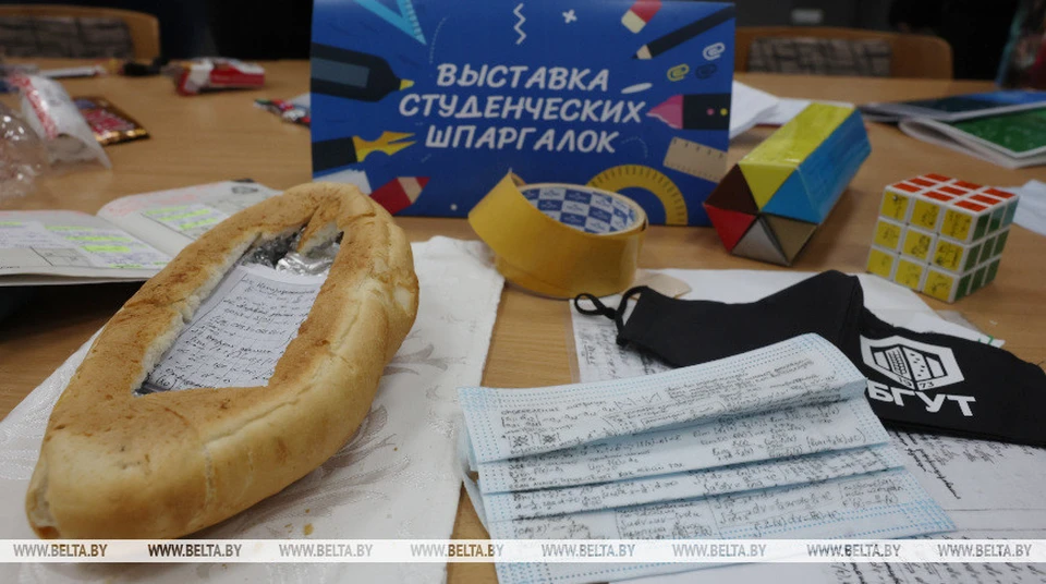 Выставка необычных шпаргалок открылась в белорусском университете. Фото: БелТА