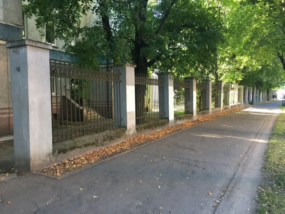 Внешне 100-летнее ограждение по-прежнему выглядит довольно крепким и вполне эстетичным.