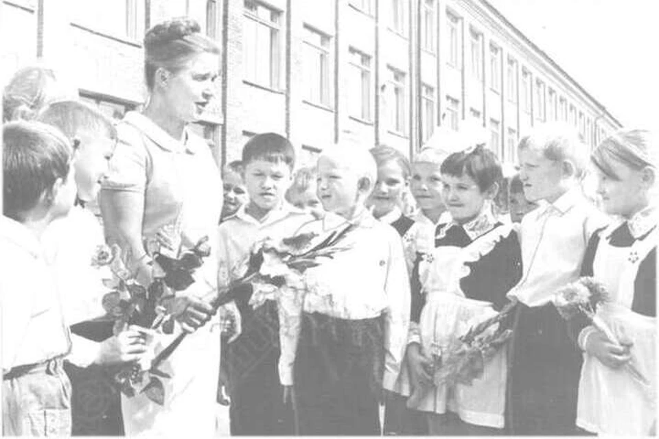 Учительница начальных классов ижевской школы № 67 Тамара Ивановна Скрябина со своими воспитанниками. 1 сентября 1972 года. Фото: Госархив Удмуртии
