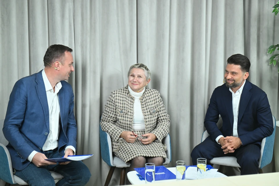 В студии «Комсомольской правды» профессор, доктор технических наук Елена Смирнова и кандидат экономических наук Вахтанг Астахов (справа) погружали слушателей в тайны воды.