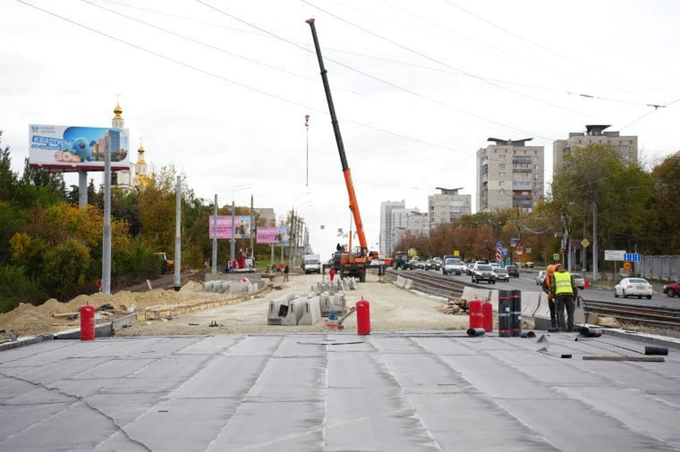 В Ульяновске мостостроители закатывают в асфальт левую часть моста на Минаева | ФОТО: администрация Ульяновска