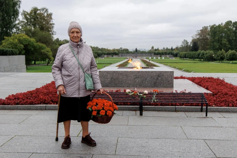 Аделия Воронова первым делом приехала на Пискаревское кладбище. Фото: предоставлено Ольгой Романовой.