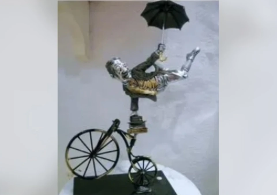 Статуэтку продают за 250 тысяч рублей. Фото: Авито