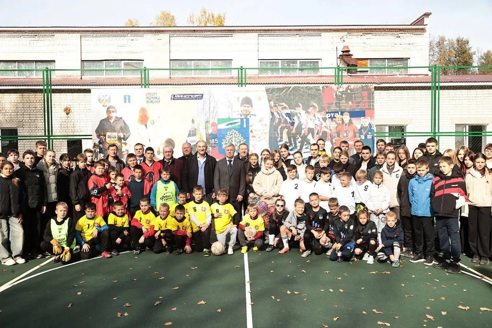 Вячеслав Третьяк и Алексей Русских открыли новую спортплощадку в Майнском районе. ФОТО: правительство УО