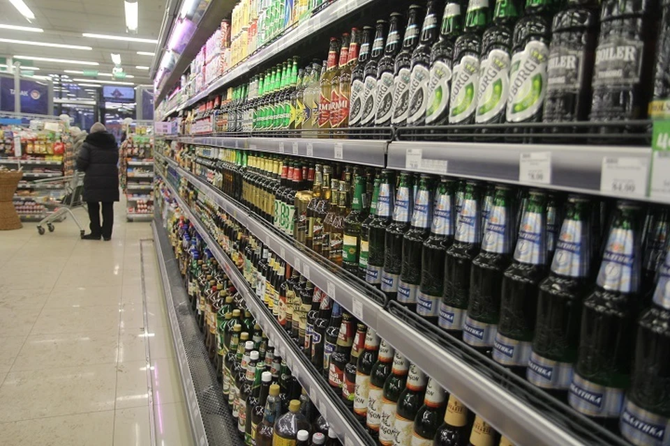 Мужчина вынес две бутылки элитного алкоголя