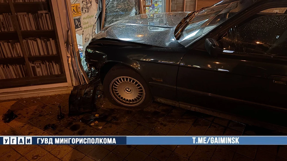 В Минске водитель BMW врезался в Skoda, вылетел с дороги и сбил пешехода. Фото: телеграм-канал УГАИ ГУВД Мингорисполкома