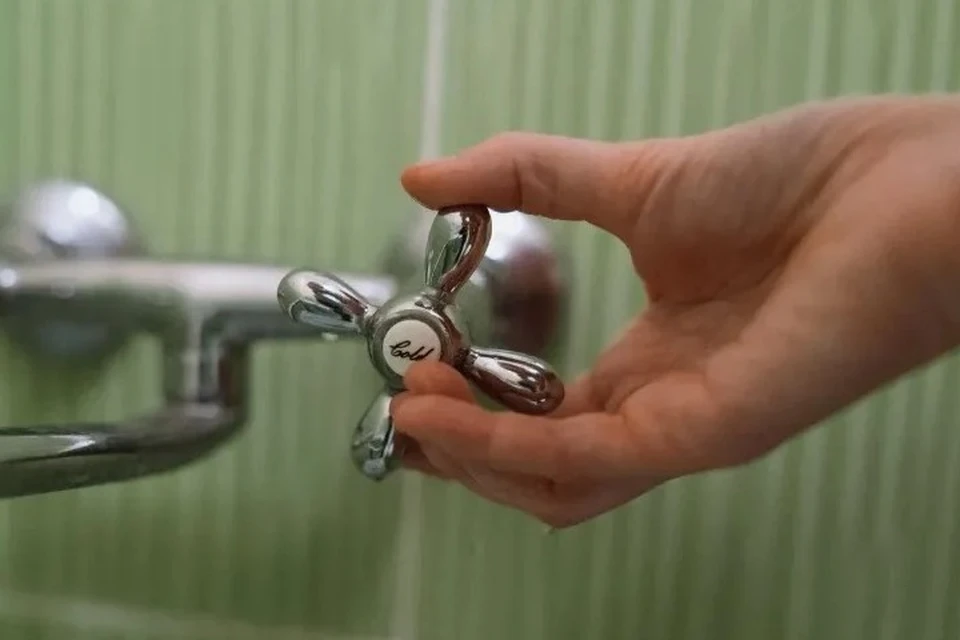 Коммунальщики имеют право отключить должникам горячую воду, электричество и газ. Фото: Мария Бакланова