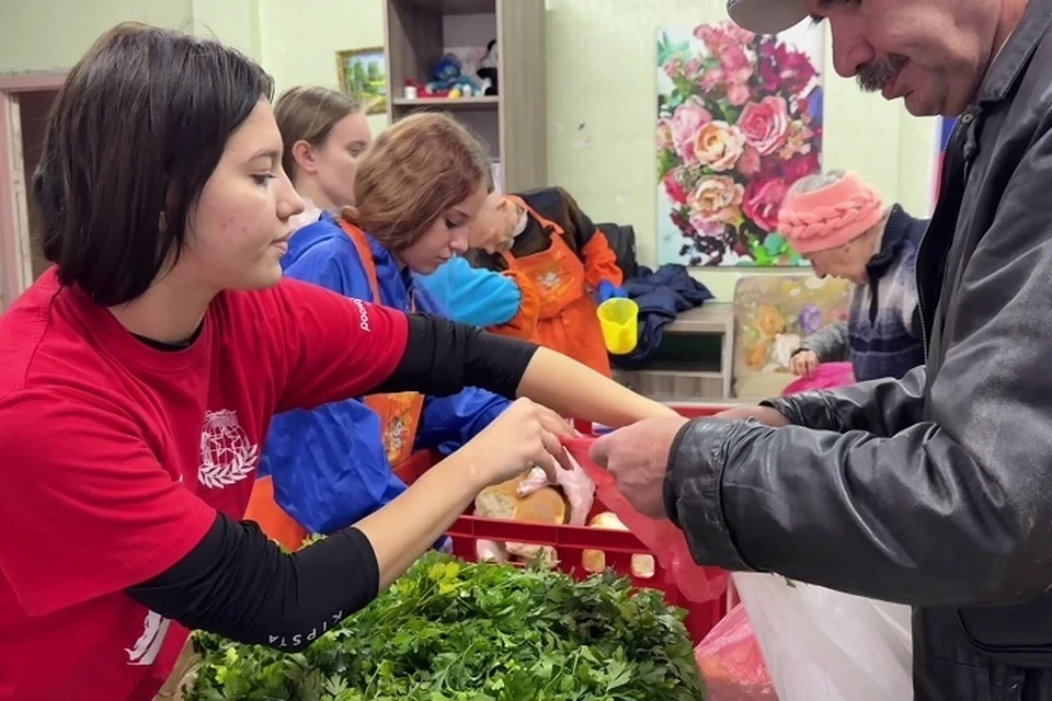 В Мариуполе нуждающимся раздали горячее питание и свежую выпечку. Фото: «Молодая Гвардия» Мариуполя