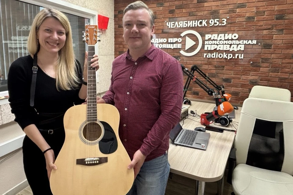 Во время эфира на радио КП-Челябинск гитару от читателя передали директору АНО «Шьем нашим» Алене Коробинцевой