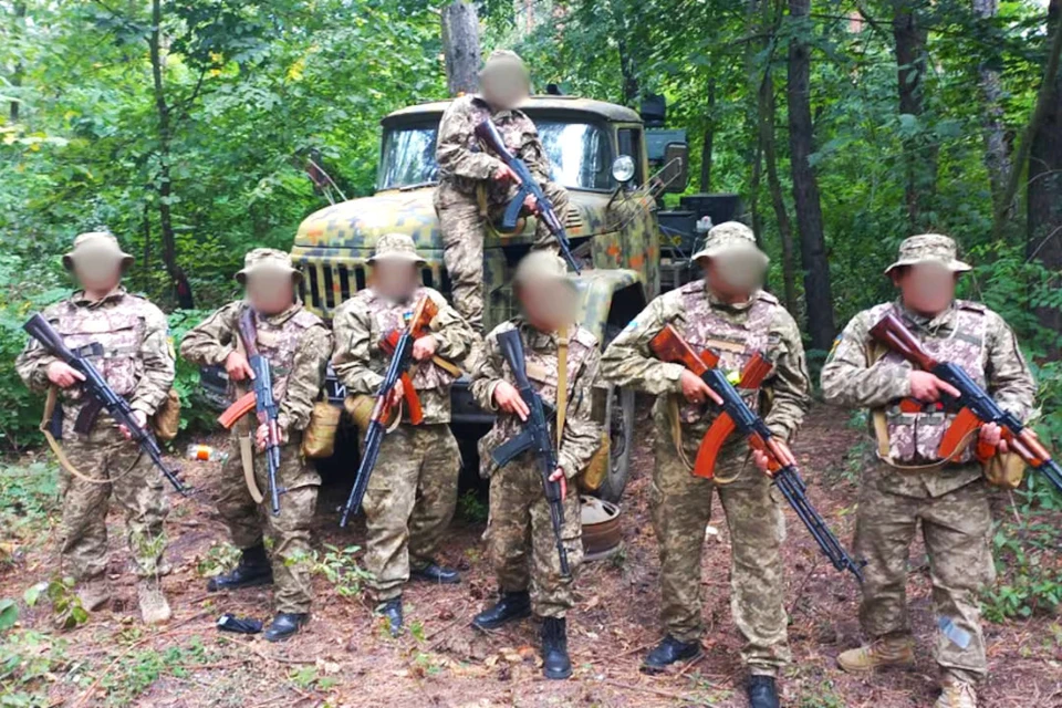 Колумбийские наемники - безжалостные и бессовестные убийцы, приехавшие в далекую страну зарабатывать на крови и страданиях чужих им людей. За что их и наказывает российская армия.