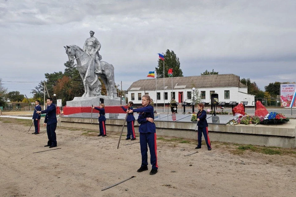 На плитах памятника высечены имена героев. Фото: Правительство Ростовской области.