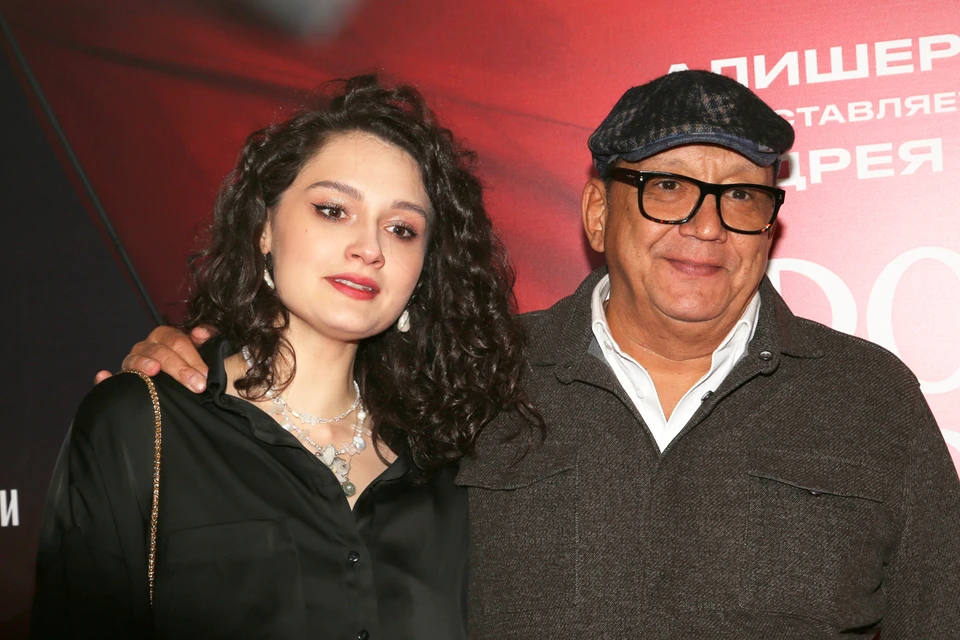 Мария Кончаловская с отцом Егором Кончаловским на премьере сериала «Хроники русской революции».