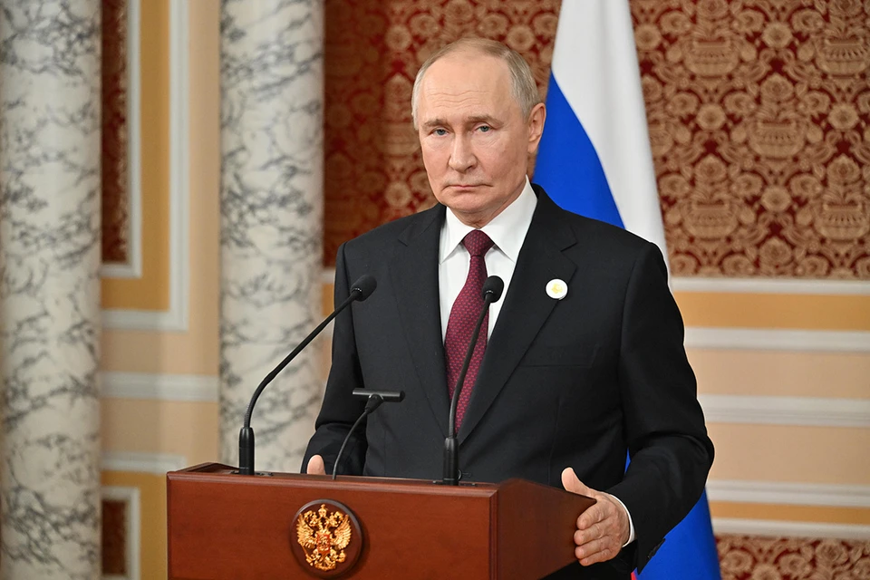 Президент РФ Владимир Путин во время пресс-подхода к представителям российских СМИ на территории правительственной резиденции Кохи Сомон, Душанбе.
