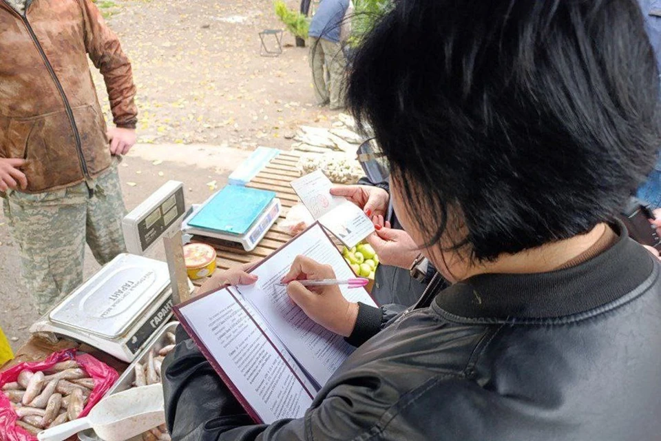 Рейд по местам несанкционированной торговли провели в Мариуполе. Фото: Администрация Мариуполя