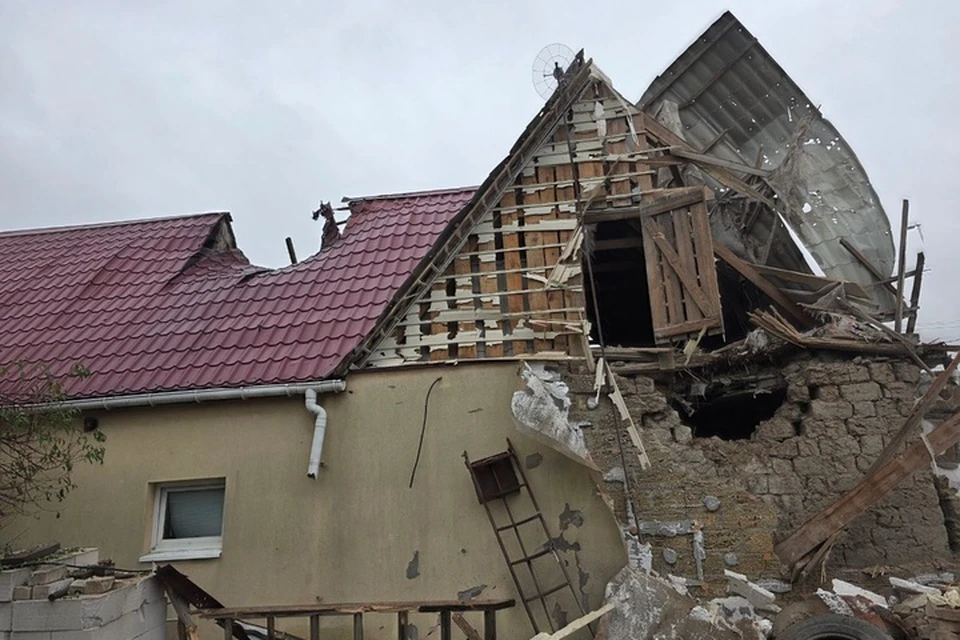 Беспилотник ВСУ бомбил дом, где проживает семья с детьми. Фото: тг-канал Владимира Сальдо