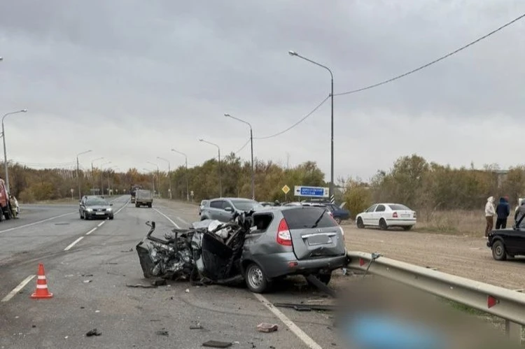 Вылетел на встречку и врезался в Камаз: под Оренбургом в страшной аварии погиб водитель и ребенок