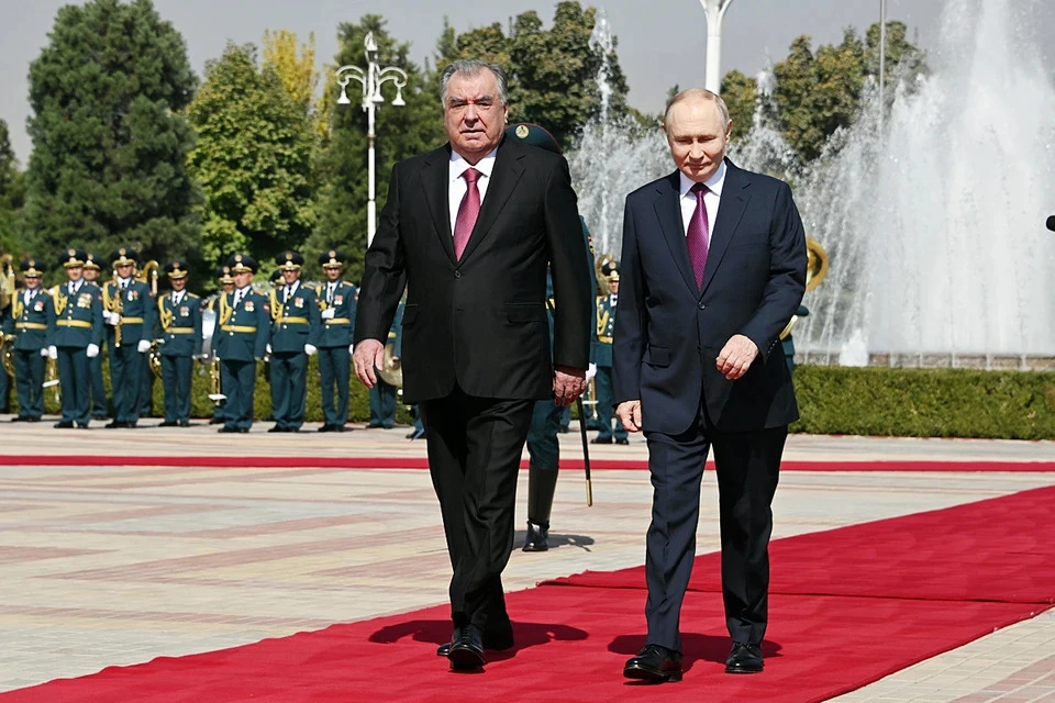 Владимир Путин пошутил, что Эмомали Рахмон морил его голодом в Душанбе