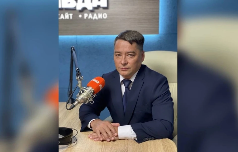 Министр промышленности и торговли Самарской области Денис Гурков в студии радио «Комсомольская правда» 98.2 Fm в Самаре.