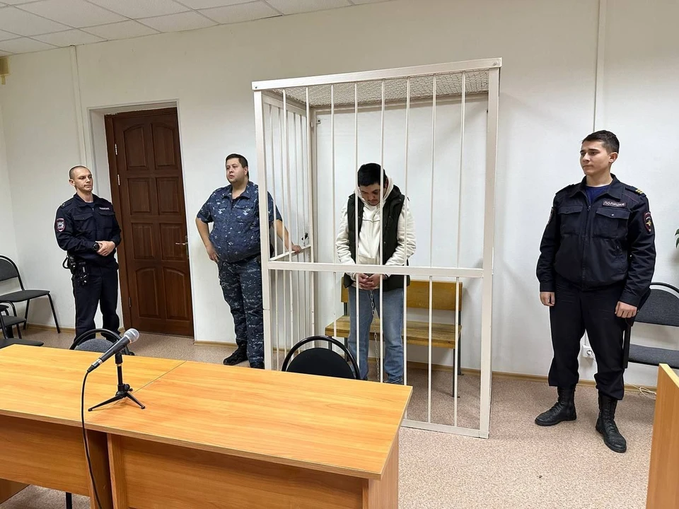 В суд подозреваемых доставили в цепях и кандалах. Фото: пресс-служба судов Волгоградской области.